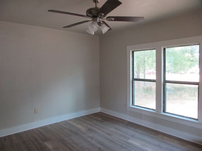 Building Photo - Charming Remodeled 2/1 Home