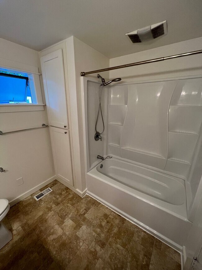 Building Photo - 3bd/1ba Craftsman in Tacoma