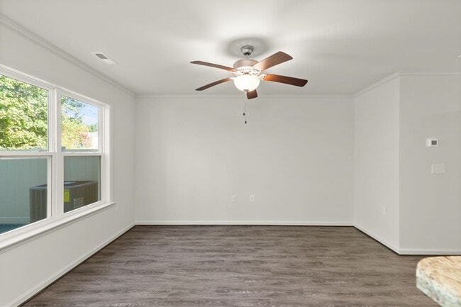 Building Photo - 2 Bed 2.5 Bath Townhome