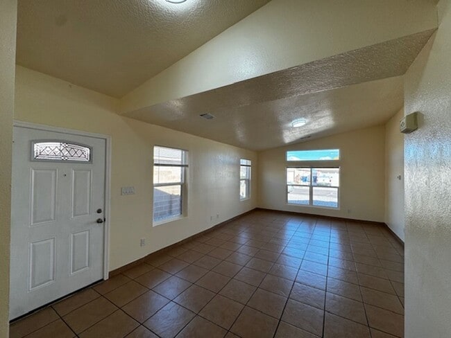 Building Photo - Spacious & Immaculate 3-Bed / 2-Bath Home