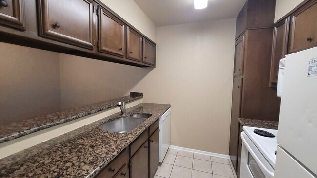 Building Photo - 8702 Village Dr