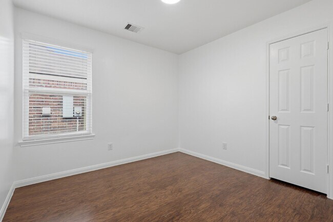 Building Photo - 6114 El Oro Dr