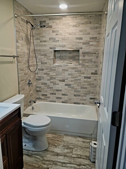 Full Bathroom - 3914 Clark St