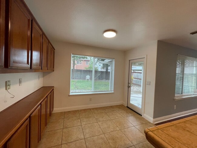 Building Photo - Freshly Updated & Move-In Ready