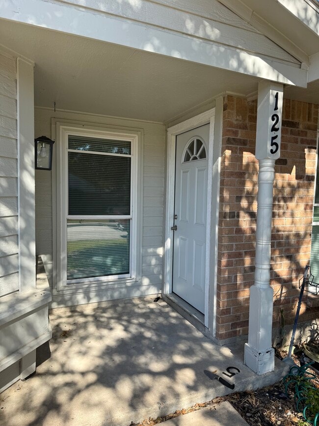 Building Photo - 125 London Ln