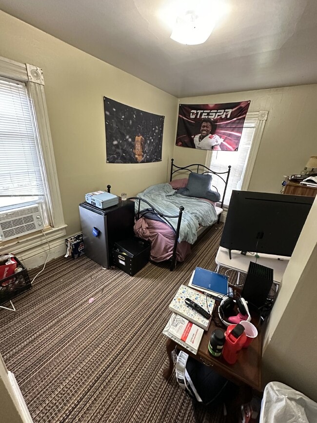 Building Photo - 5 Bed 2 Bath close to UWEC available June 1st! Has a new bathroom!