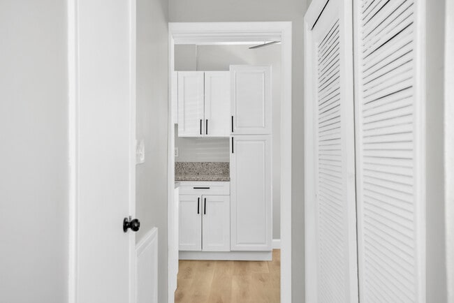 Building Photo - 310 1/2 S Mars