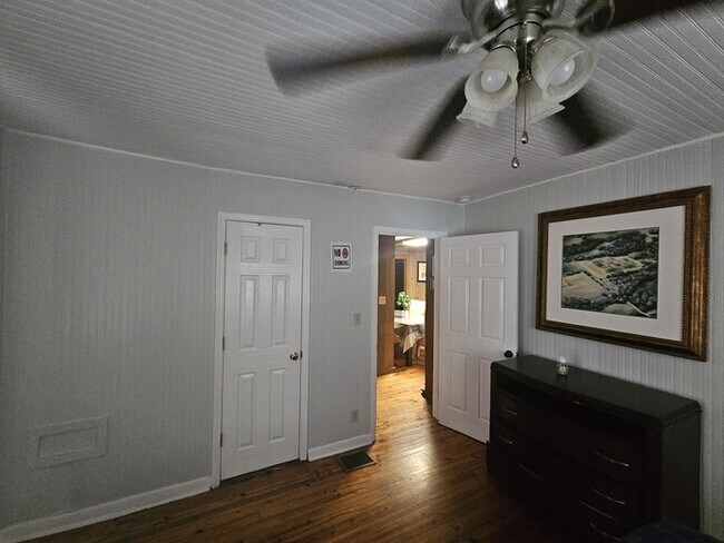 Building Photo - Furnished Three Bedroom Ranch Home