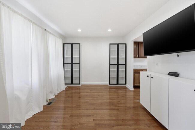 Building Photo - 10 Raleigh Pl