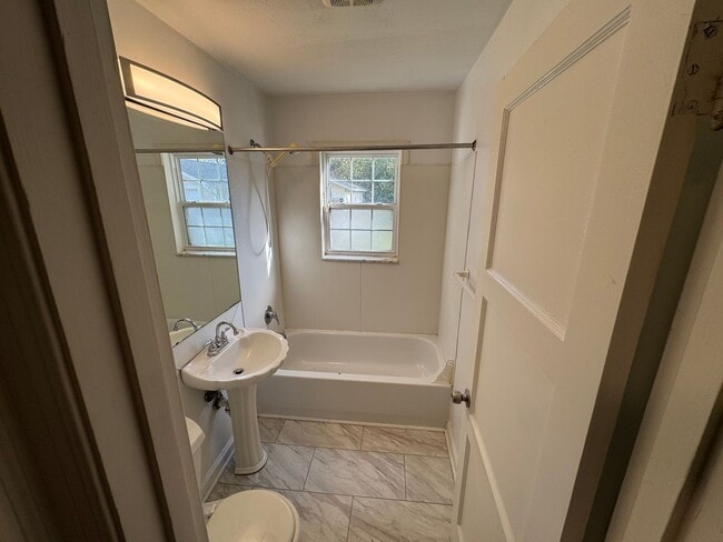 Building Photo - Cute 2 Bedroom Home Near UofL