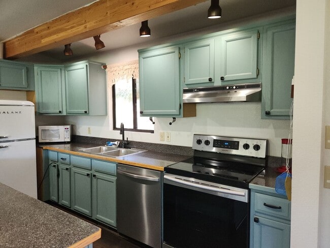 Building Photo - Live in The Pines ~ 2 Bed / 2 Bath for Lease