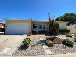 Building Photo - 7BD/4BA, Two Kitchens!