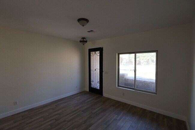Building Photo - Remodeled 4 Bed 2 Bath Home.