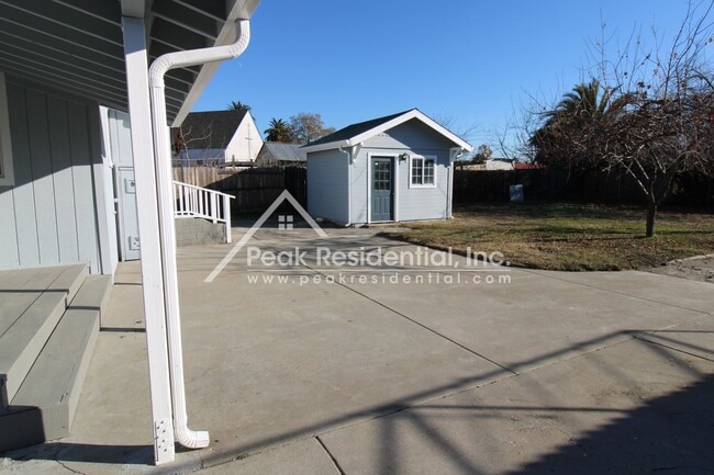 Building Photo - 1042 Las Palmas Ave