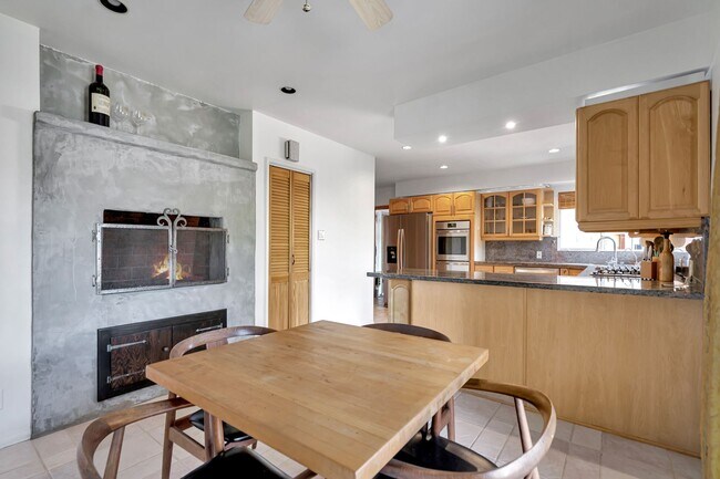 Building Photo - HOLIDAY SPECIAL***2 WEEKS FREE** 3 Bed/2 Bath Oasis in Royal Woods - Available Now