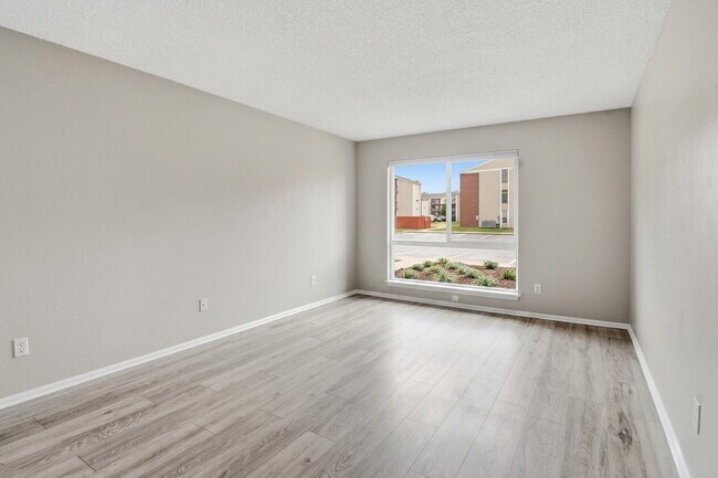 Building Photo - $1,395.95 - 1 Bed, 1 Bath Updated Unit in Westminster with In Unit Washer/Dryer!
