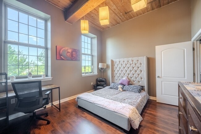 Building Photo - 52 Lawrence Dr