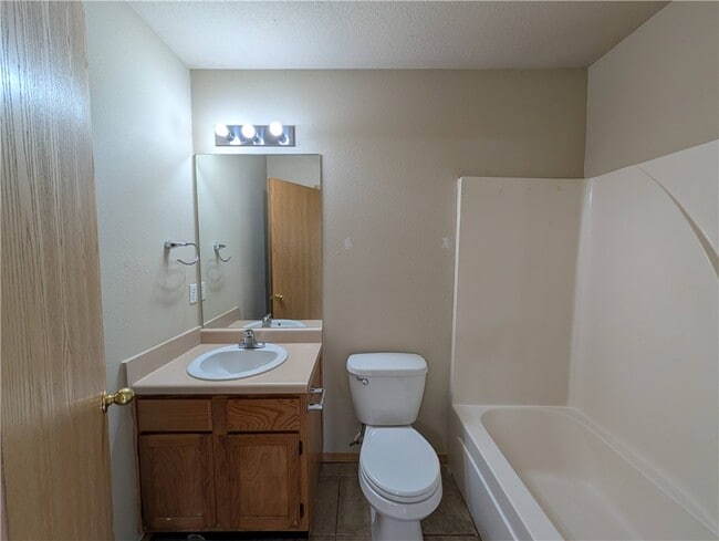 Building Photo - 605 Cedarbrook Ct