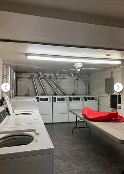 Building Photo - 3825 N Pine Grove Ave