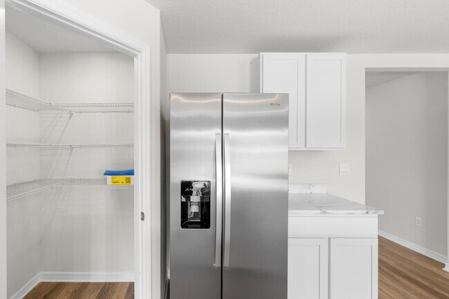 Building Photo - Spacious 5 Bedroom in Parrish!