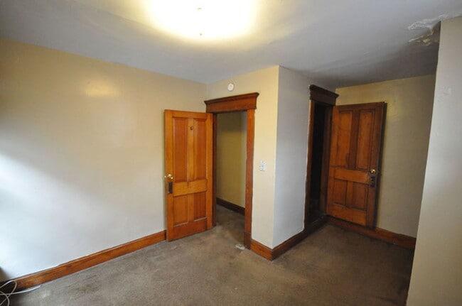 Building Photo - 25 E Blake Ave