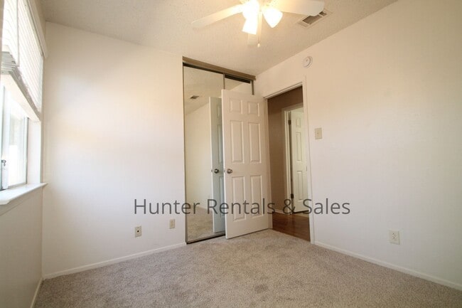 Building Photo - Awesome Duplex!