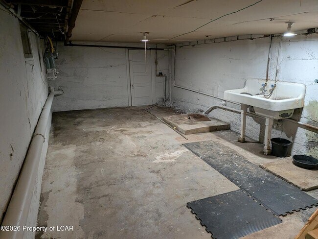 Building Photo - 203 Lyndwood Ave