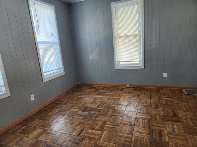 Building Photo - 4 bedroom house