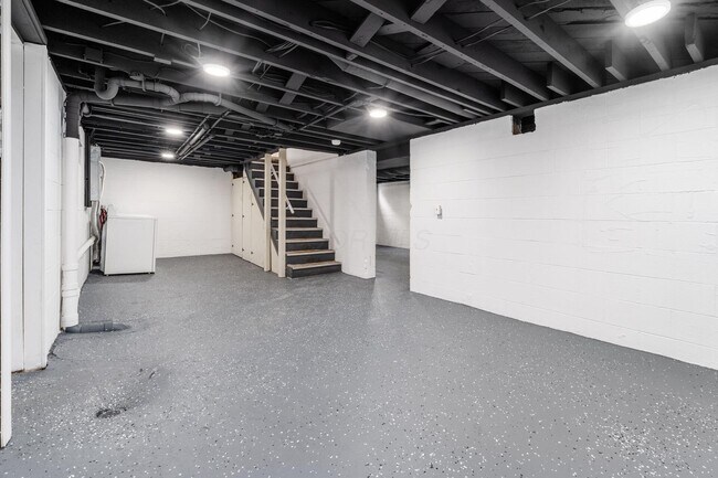 Building Photo - 884 S Chesterfield Rd