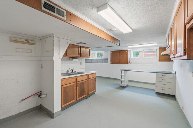 Building Photo - 1315 E Red Bud Rd