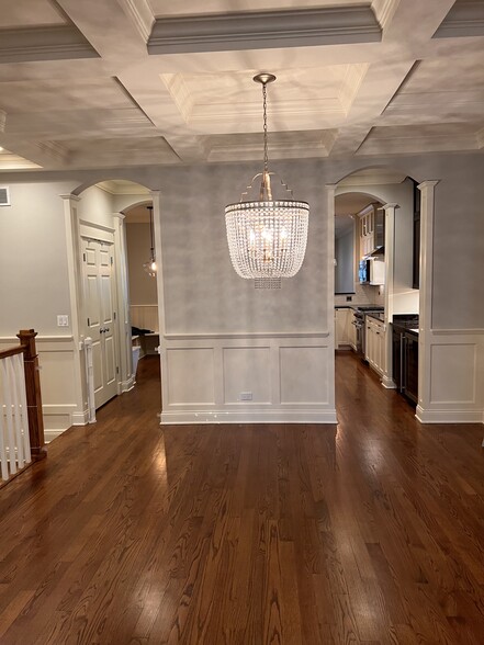 Building Photo - 2042 N Racine Ave