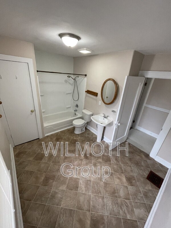 Building Photo - 815 N Riley Ave