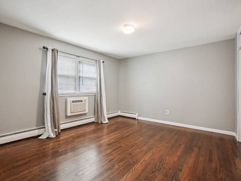 Primary bedroom - 39 Harrison Ave