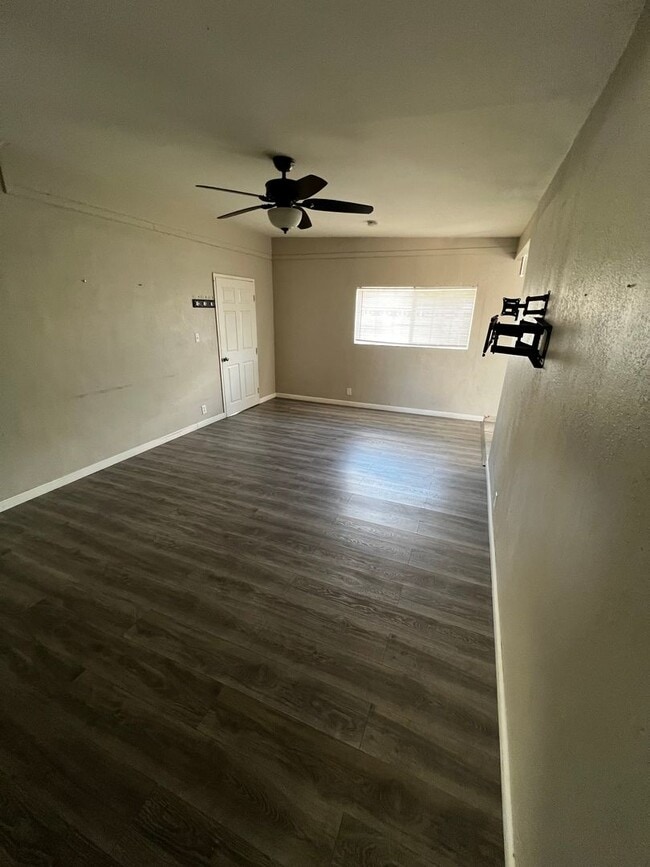 Building Photo - 3 Bedroom Duplex