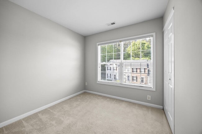 Building Photo - Spacious 3 Story Townhome Located in the Heart Raleigh! Available Now!