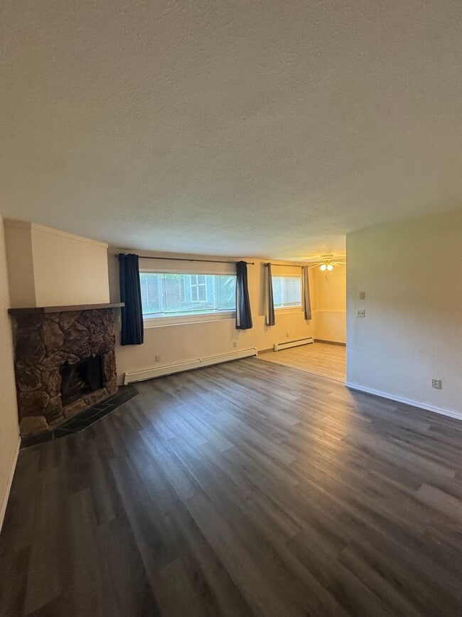Building Photo - Updated unit in quiet 4-plex