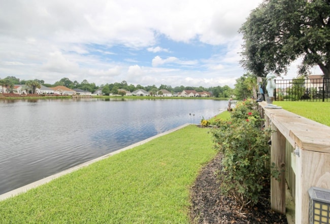 Building Photo - SPACIOUS WATERFRONT 3 bed/3.5 bath with loft/flex space