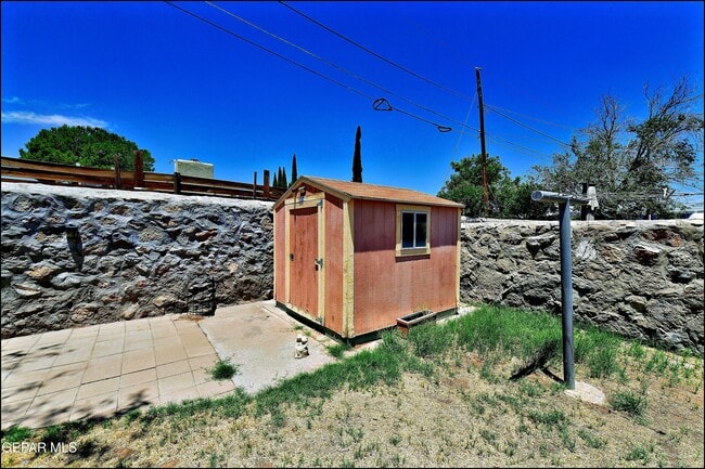 Building Photo - 10117 Mercedes St