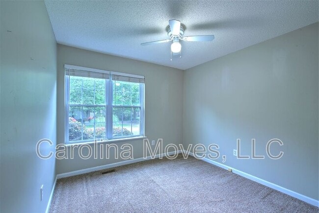 Building Photo - 5 Fieldcrest Ct