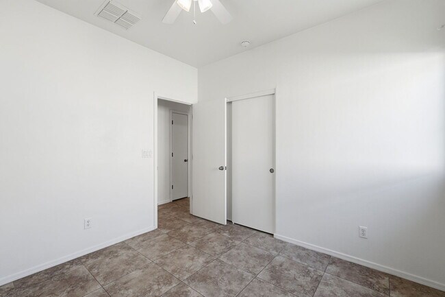 Building Photo - 907 E Catkins Pl