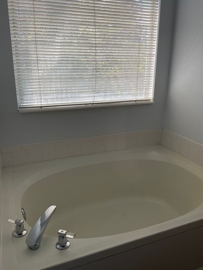 Building Photo - Lakeside area 3 bedroom, 2.5 bath home