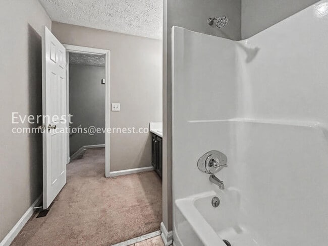 Building Photo - 2 Bed/1.5 Bath Townhome with Modern Amenities / Pet-Friendly / Coming Soon!