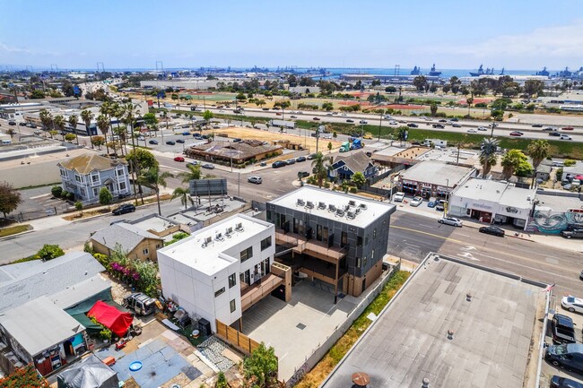 Building Photo - New modern style living -$1000 off FIRST M...