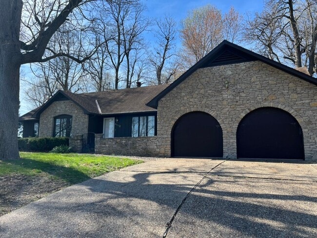 Building Photo - Single family home available to rent, located on Quincy's East Side.