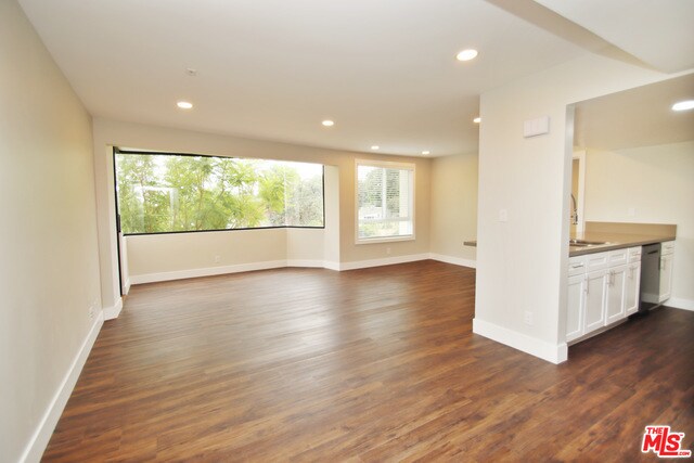 Building Photo - 16550 Vanowen St