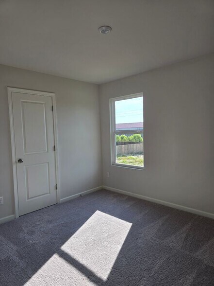 Building Photo - 228 Isabella Way