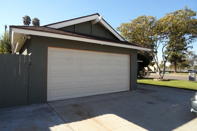 Building Photo - Spacious 6 Bedroom, 3 Bathroom, Single Fam...