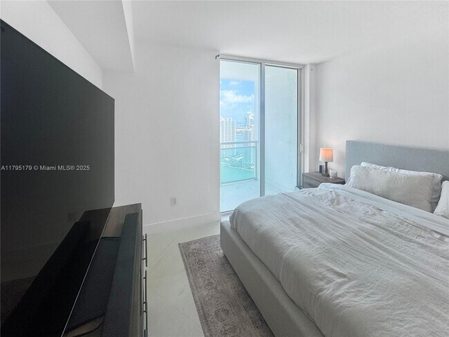 Building Photo - 950 Brickell Bay Dr