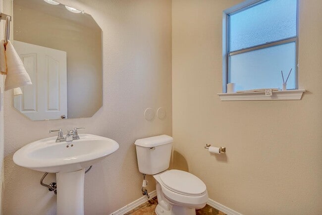 Building Photo - Lovely 4 bedroom, 2.5  in West Side El Paso!!