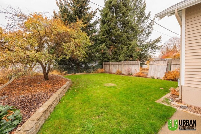 Building Photo - Cozy and charming 2-bedroom, 1-bathroom duplex in Cheney